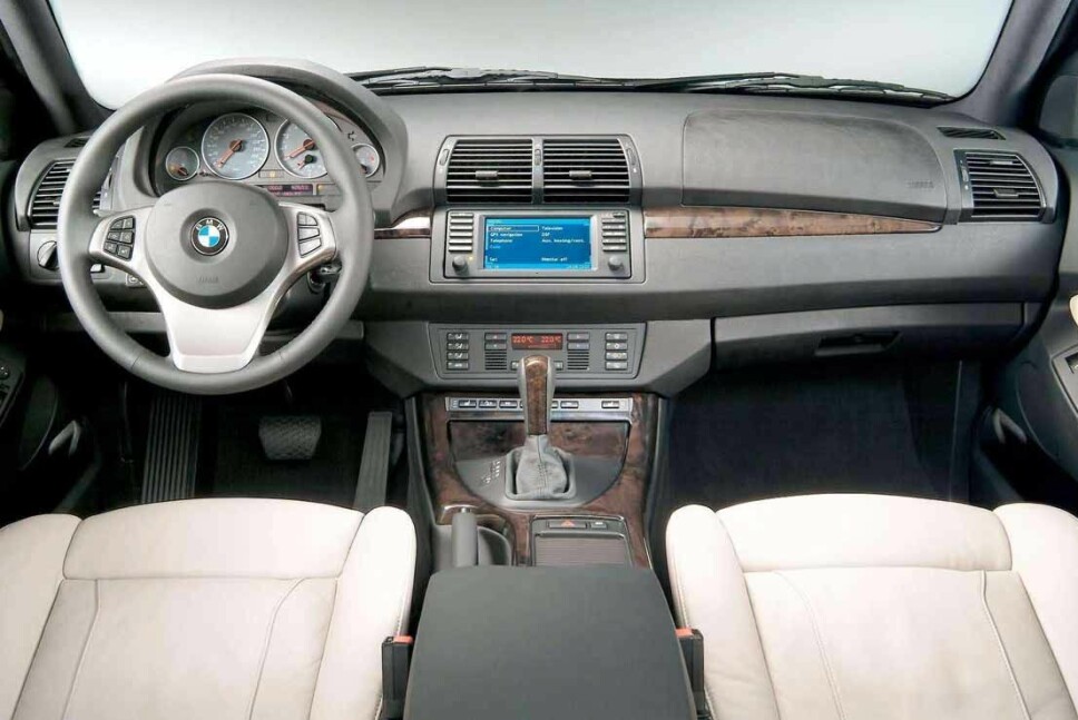 <b>LUKSUS ANNO 2000:</b> Interiøret er førerorientert og bød på en god dose luksusfølelse da X5-en var ny.
