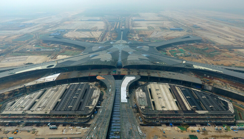 <b>METALLBLOMST: </b>Verdens største flyplass-terminal får en karakteristisk fasong sett fra luften. Om et drøyt år kan de første passasjerene reise herfra.