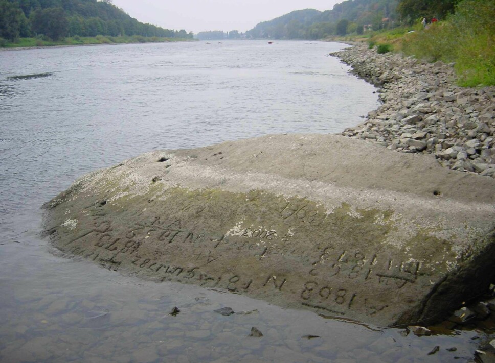 <b>FLERE HUNGERSTEINER: </b>En annen hungerstein langs Elben som markerer vannstanden under flere perioder med tørke.