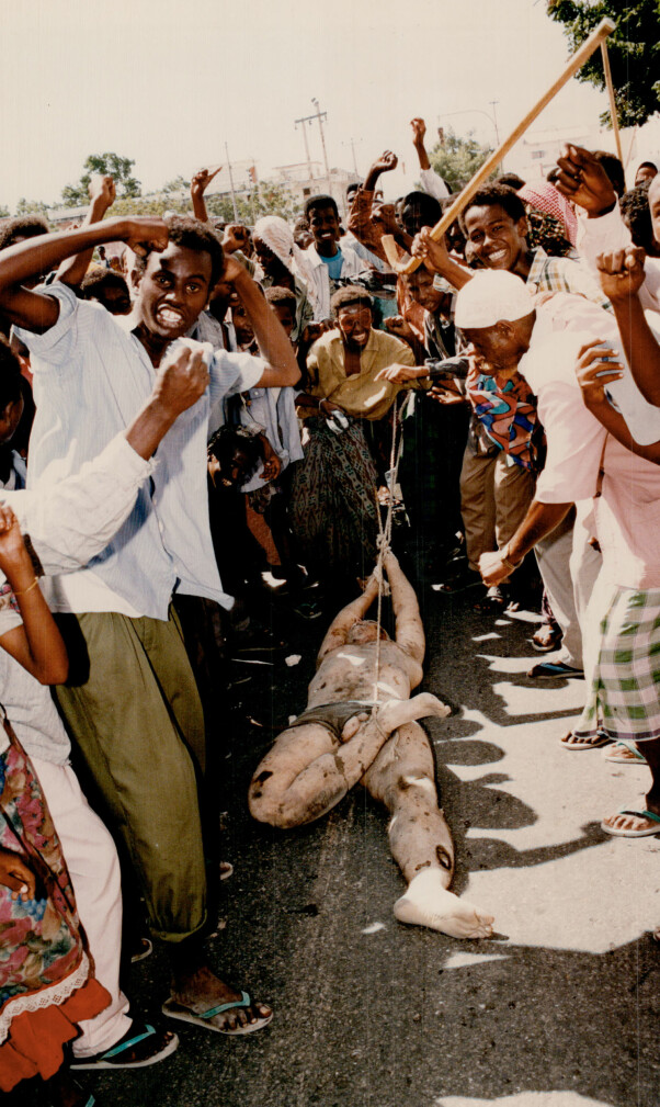 <b>SLEPT GJENNOM GATENE:</b> Somalisk mobb slepte den amerikanske soldaten gjennom gatene. Det prisbelønnede bildet ble symbolet på den amerikanske katastrofen i for 25 år siden.