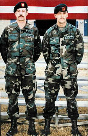 <b>FRIVILLIGE</b>: Gary Gordon (til h.) og Randy Shughart ble drept da de forsvarte de skadde ved det ene krasjstedet. Begge ble tildelt Medal of Honor posthumt.