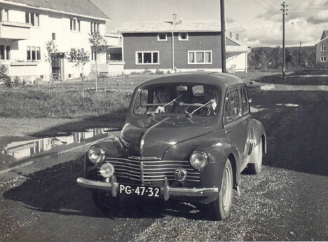 <b>NORSK JORD:</b> Agent «Tom» og frue i en Morris med nederlandske skilter på Kjeller. Senere fikk agenten en ny Ford Zephyr i belønning av etterretningstjenesten. Familien bodde i Norge til 1960 og de to sønnene gikk på Volla skole i Lillestrøm.