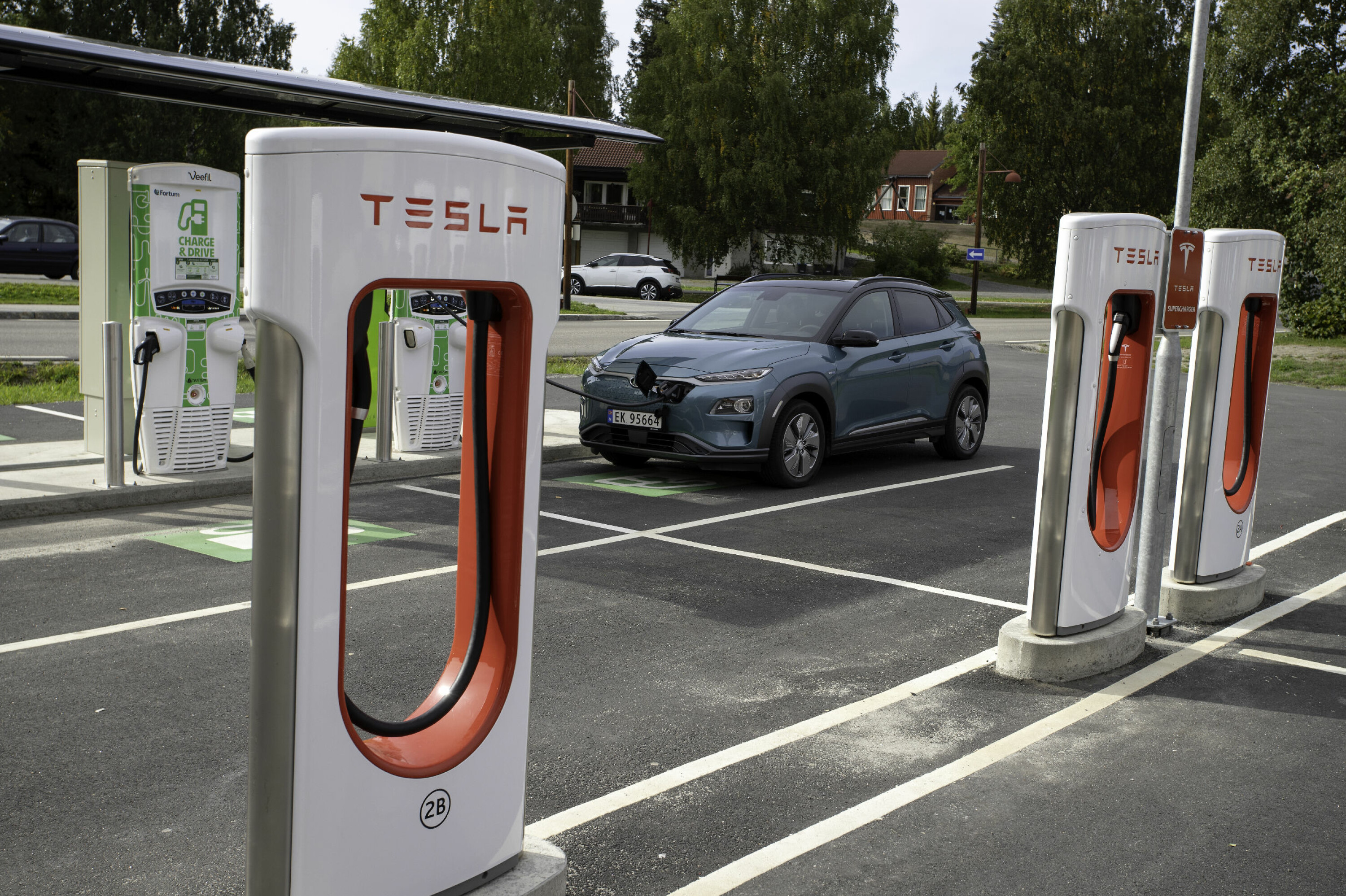 STØTTEKONTAKT: På Lampeland går vi inn for en liten strømpåfylling. I ettertid viser deg seg at vi hadde klart oss uten. Og Kona Electric behøver ikke skjemmes over rekkevidden selv ved en Tesla-stasjon.