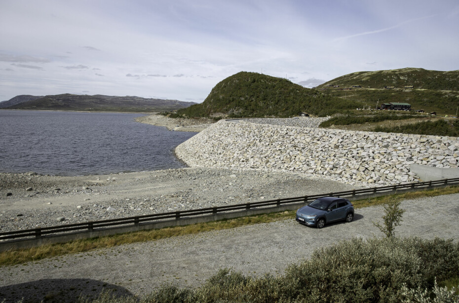 HØYT OPP: Fra Austbygdi til Imingfjell stiger veien fra ca. 200 til 1150 moh. Men stor batteripakke holder høydeskrekken på avstand. Sønstevatn dam må nok få opp nivået i vannmagasinet om det skal bli elbilkraft i vinter.