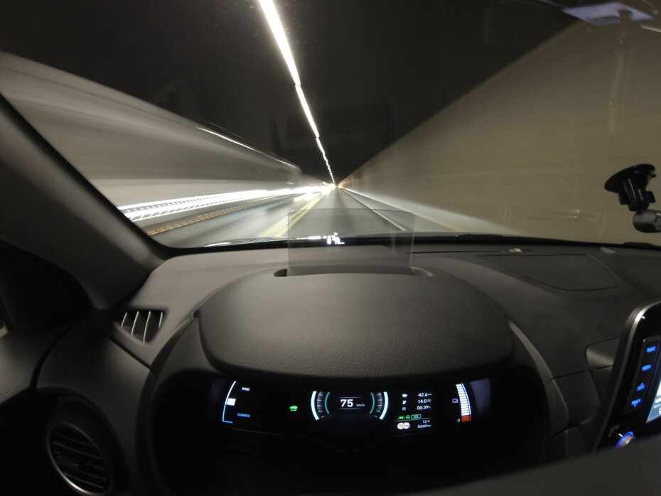 JEVNT TEMPO: Ikke spesielt sakte, ikke spesielt fort. Jevn fart og smidig kjøring er vår oppskrift på langtur med elbil.