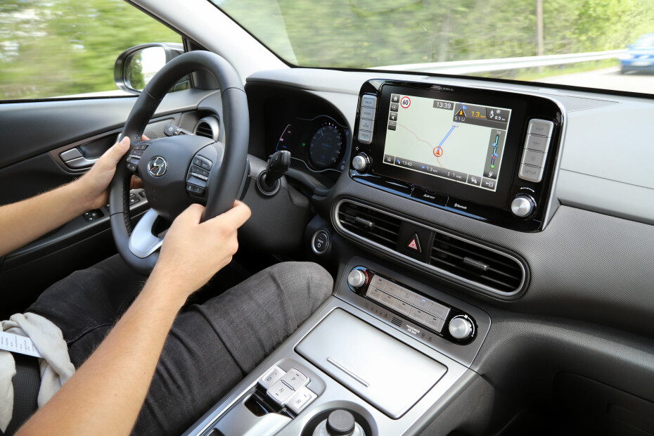 FIN OVERSIKT: Midtkonsollet er velorganisert. Seter og kjørestilling som forventet i en liten crossover.