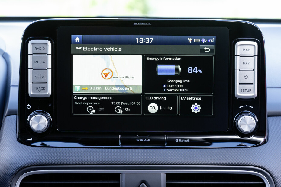 ELSENTRALEN: Elbil-delen av flerfunksjonsskjermen blir flittig brukt på langtur og gir oversikt over de viktigste faktorene.