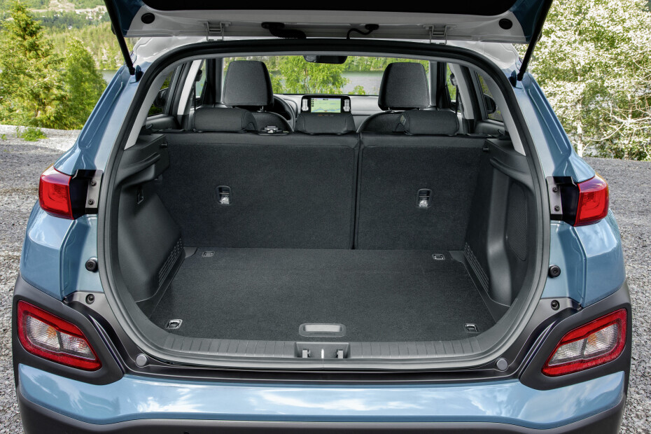 TYPISK: Bagasjerommet har format som forventet når bilen kun er 4,18 meter lang. Drøyt 330 liter i normalposisjon er ikke noe for barnefamilien.