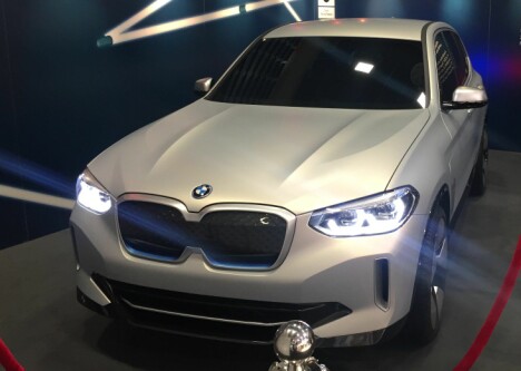 <b>BMW iX3 I NORGE:</b> Her står den elektriske utgaven av BMW X3 utstilt i Stavanger.