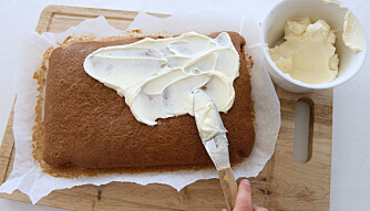 Av­kjøl ka­ken før kremostglasur smø­res på.