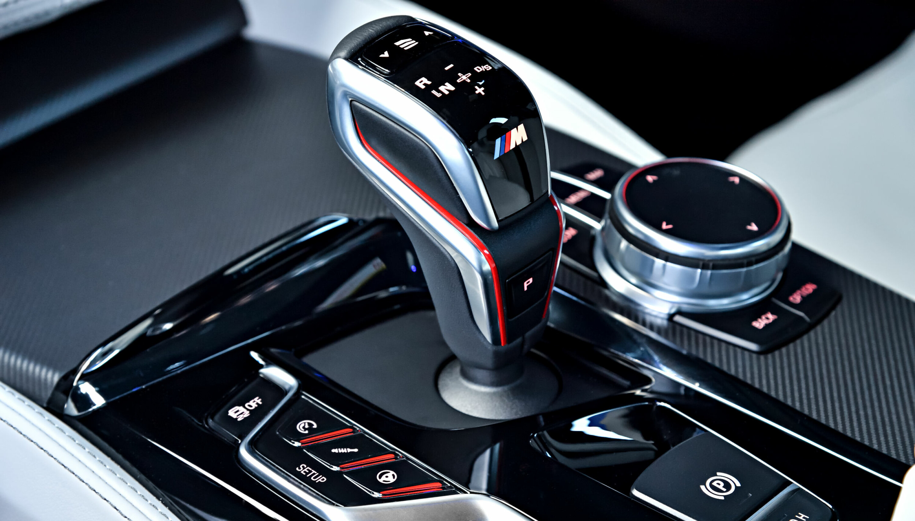 DRIVELOGIC: M5 har en splitter ny 8-trinns girkasse med Drivelogic, som innebærer at du kan velge justere karakteristikken på girkassa etter smak og behag. Med knappene til venstre for girspakene kan du justere gassrespons, demping og styring.