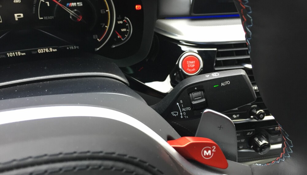 M-KNAPPER: De to M1- og M2-knappene på M-rattet kan brukes til å lagre to oppsett som kombinerer førerens preferanse for motor, overføring, demping, samt karakteren på M xDrive og hvor streng DSC-en (tractionkontrollen) skal være