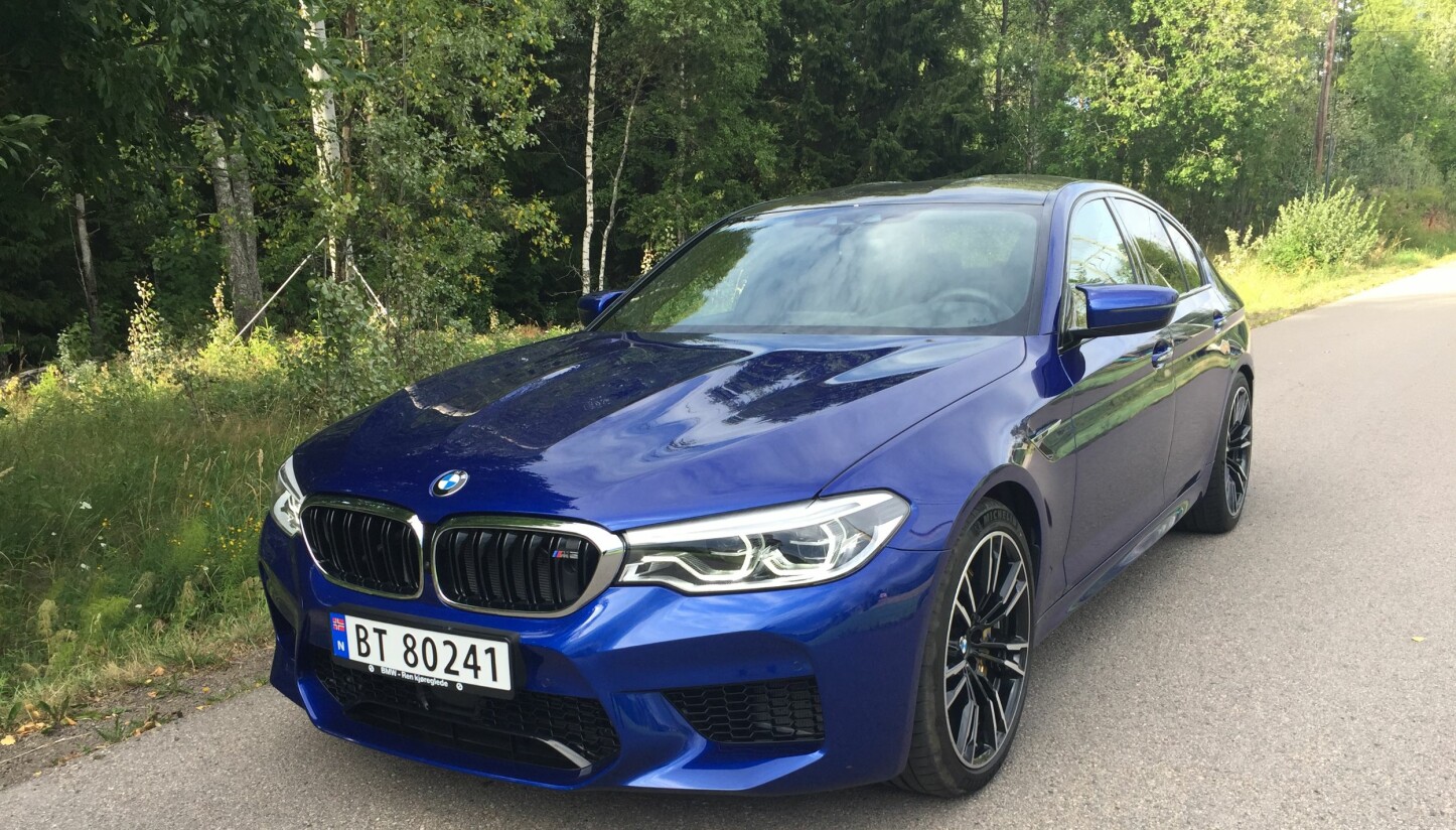 HEFTIG: Nye BMW M5 har enorme ytelser, men bemerker seg som en komfortabel familiebil til hverdags. Men de diabolske kreftene er aldri langt unna