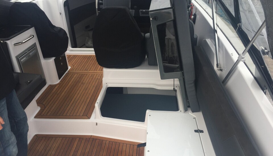 SNEDIG: Ved å løfte opp den hengslede midtbenken i sittebrønnen, kommer man rett ned i lugaren med stikkøye.