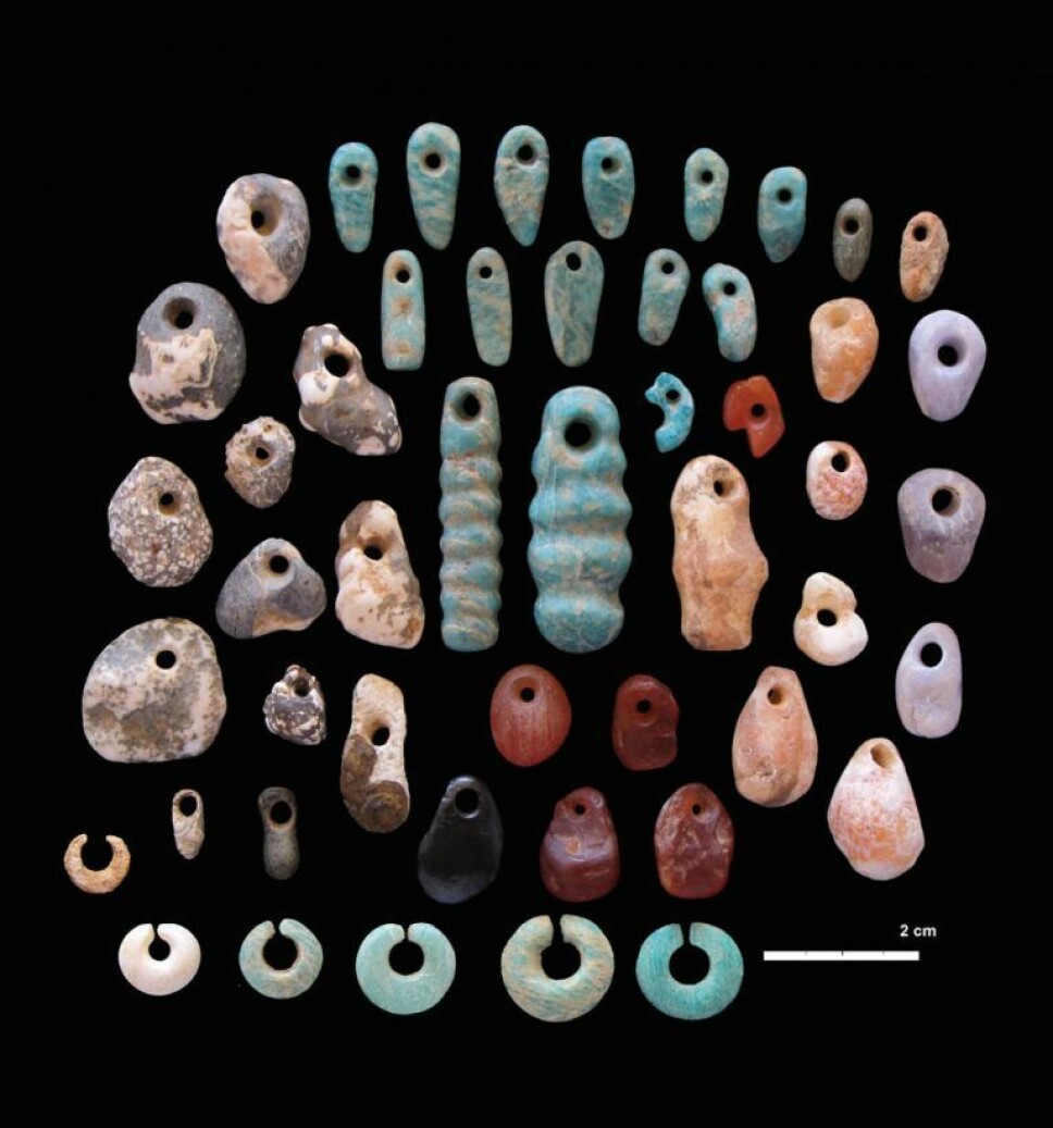 Disse øreringene og smykkene av stein ble funnet ved gravene.
