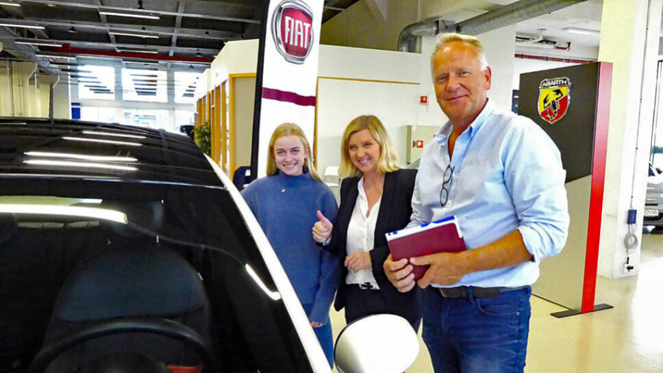 Ane og Bente Uglem, sammen med bilselger Svend Dahle hos Autovia i Bærum som leverte ut Fiaten med EV 10000.