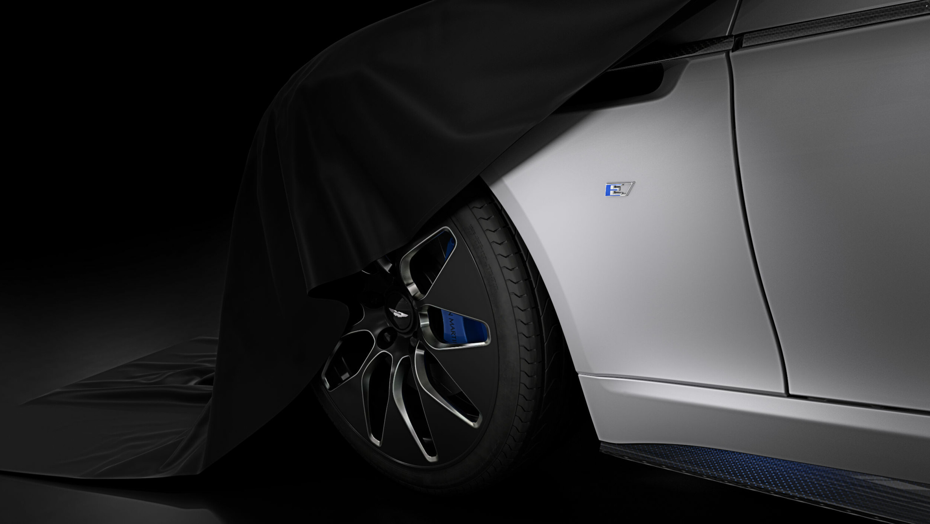 RAPIDE E: Dette er det første bildet Aston Martin har sluppet av sin kommende elbil Rapide E. Navnet på elbilen hinter om at bilen designmessig vil hvile på søsterbilen Rapide S.