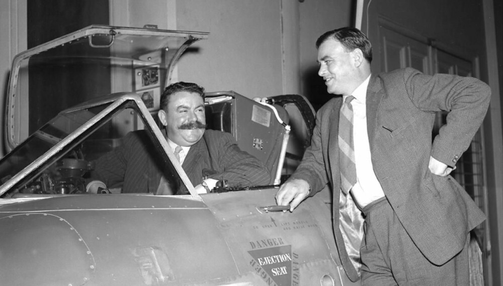 <b>PIONERER:</b> Benny Lynch(t.v.) sammen med den første britiske piloten som reddet livet med katapultsete, Joe Lancaster.