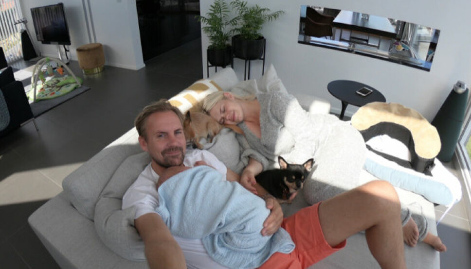 Hele familien: Julianne, Ulrik, Severin, Stella og Ramp. Hele familien samlet i sofaen.