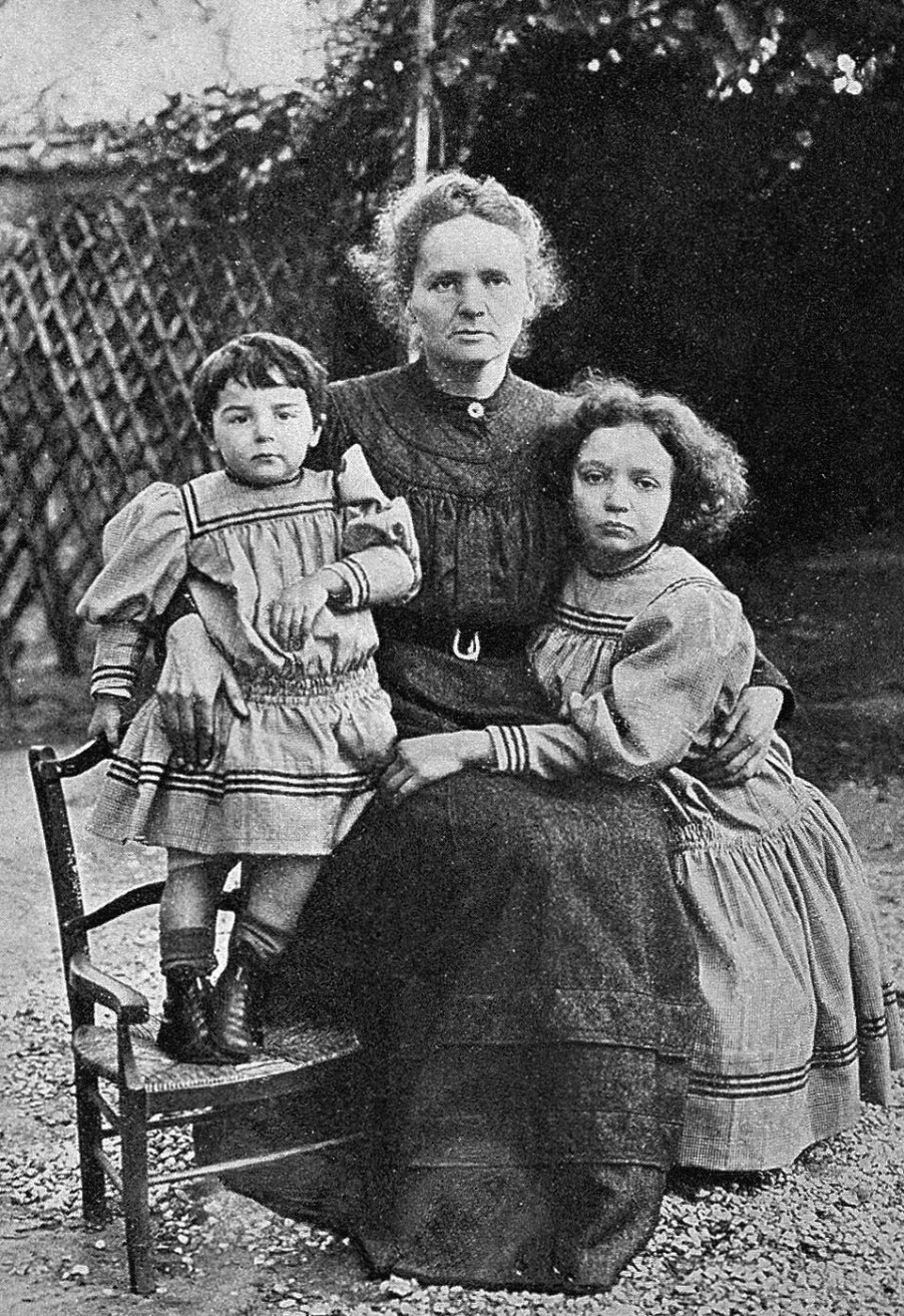 Mor og døtre. Marie Curie og ektemannen Pierre fikk to døtre, Eva (t.v.) og Irene. Et tredje barn døde før fødselen.
