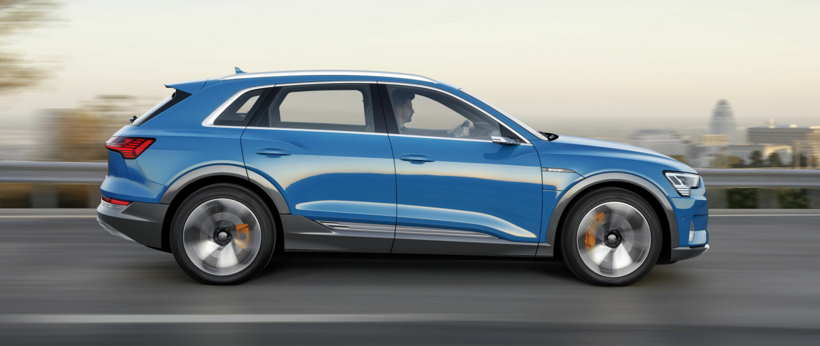 <b>REKKEVIDDE PÅ AUDI E-TRON:</b> Audis første elbil skal gå rundt 40 mil på én lading, ifølge WLTP-målingen.