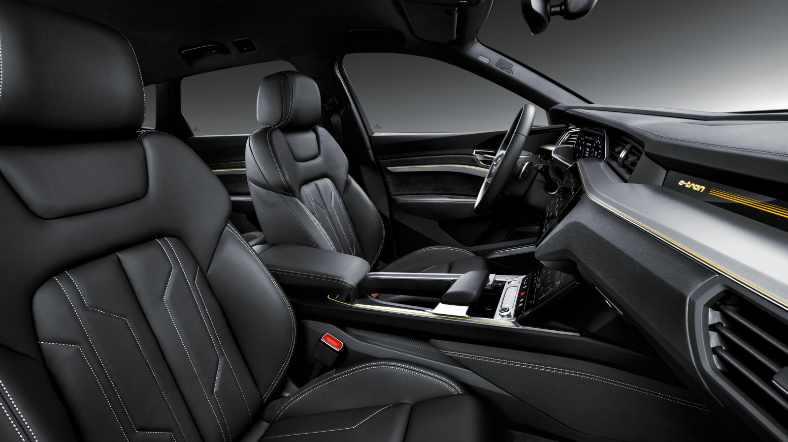 <b>MASSASJESETER: </b>Kabinen I Audi e-tron skal tilby både komfort og behagelig stemning, med ventilerte massasjeseter, ambientbelysning, og personlig tilpasset Audi Connect-nøkkel som tilvalg.