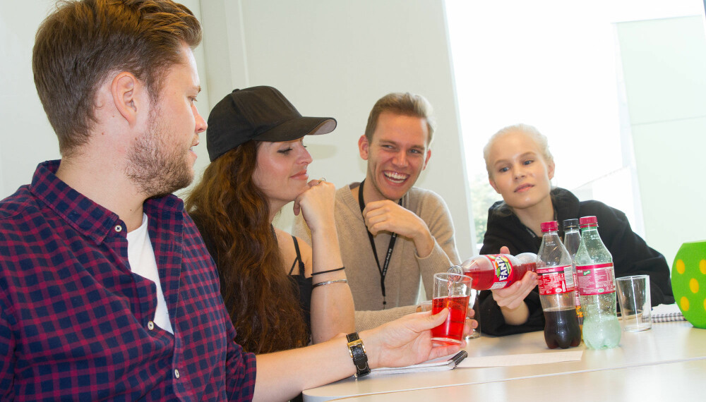 TESTPANELET: Adrian Møller Haugan (f.v.), Anne Victoria Frogner, Vegard Bang Ritland og Astrid-Helen Holm tester Coca-Colas brusnyheter høsten 2018.