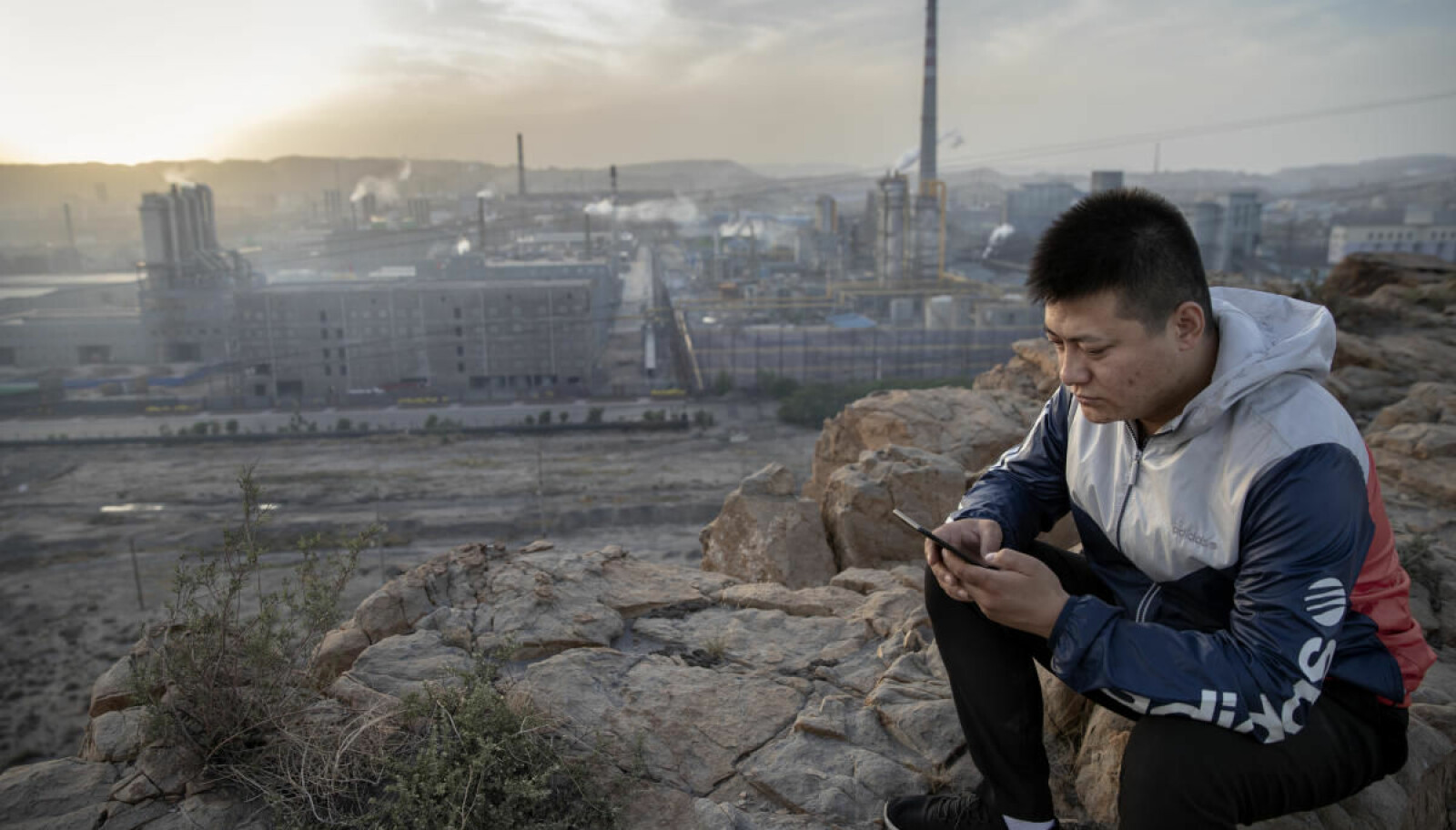 Tåkelagt barndom: Li har klatret opp på en liten åskam rett utenfor byen han har vokst opp i. – Alle kinesere har mobiltelefon nå. En moderne livsstil krever strøm.