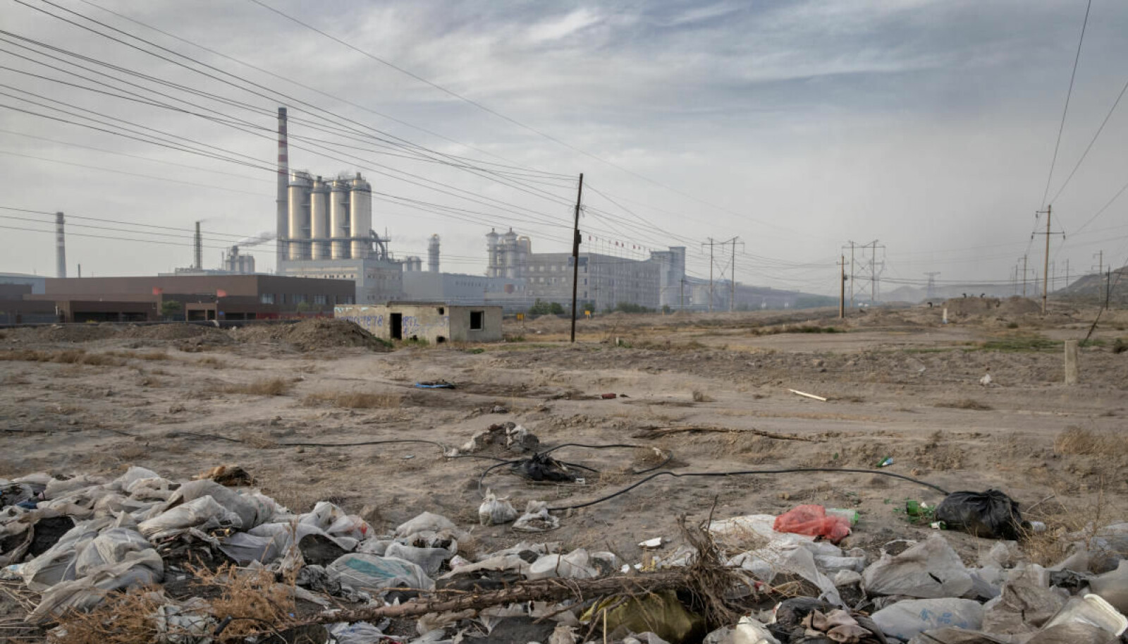 Lite idyllisk: Kanskje henger det sammen – luftforurensning og forsøpling. Kina har blitt et land med lite søppel. Men her hvor landskapet er grått og lufta forurenset, blir folk kanskje mindre opptatt av å holde omgivelsene rene?