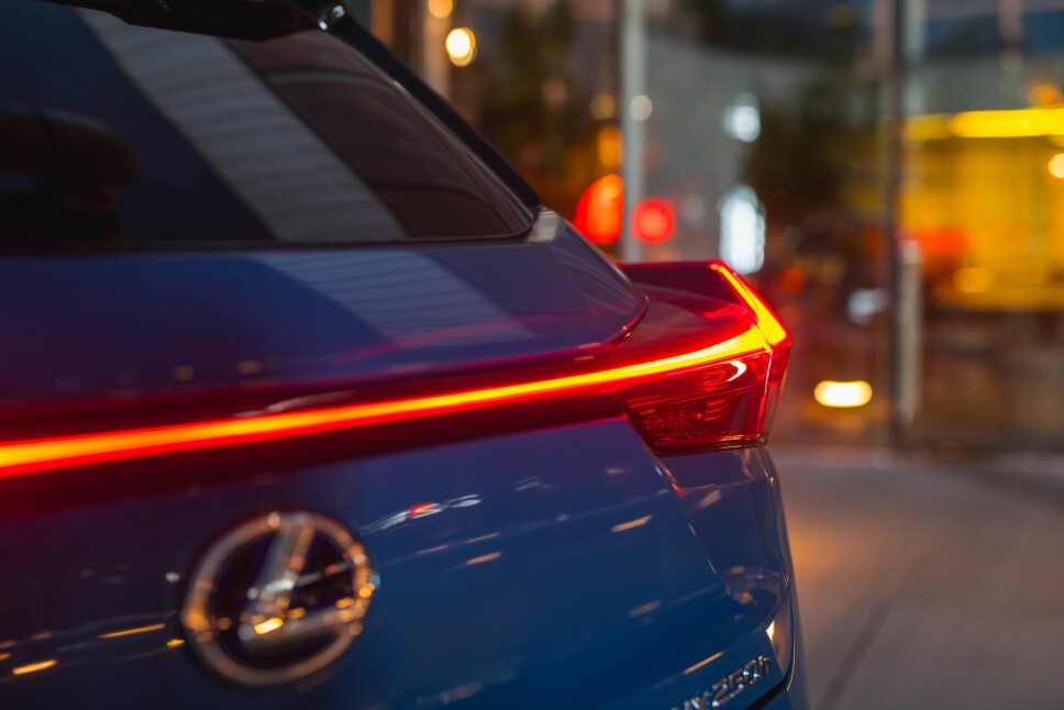 <b>NATTENS DRONNING: </b>Dekorlys skal gjøre Lexus UX attraktiv når kveldsmørket senker seg over byen.