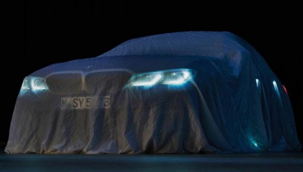 Nye BMW 3-serie er ikke langt unna. BMW har sluppet et passe mystisk bilde av den kommende modellen. Og selv om den er delvis skjult, gir bildet et tydelig signal om hvilken vei man går med designet.