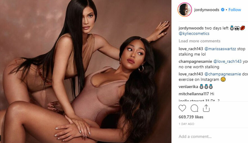 LANSERER MAKEUP SAMMEN: Kylie Jenner og bestevenninnen Jordyn Woods henger sammen som erteris. Nå lanserer de for første gang også makeup sammen, og feiret nyheten med en lettkledd fotoshoot.
