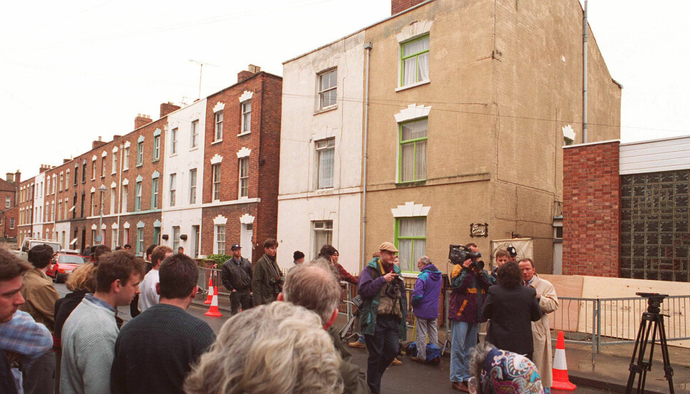 <b>HOUSE OF HORROR:</b> En folkemasse samlet seg utenfor 25 Cromwell Street da det ble kjent hva som hadde foregått innenfor husets vegger.