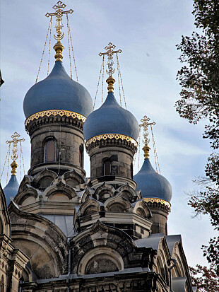 <b>KIRKEGJENGER:</b>
Denne russiskortodokse
kirken,
like i utkanten av
sentrum, var også
et av de stedene
som Vladimir Putin
og familie besøkte
med jevne
mellomrom. I dag
legger ikke Putin
skjul på sitt nære
forhold til kirkens
ledelse.
