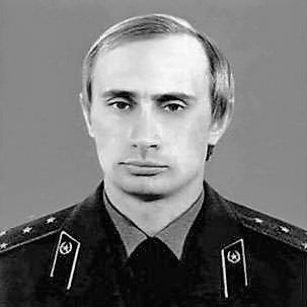 <b>KGB: </b>Den unge Vladimir Putin
i KGB-uniform.