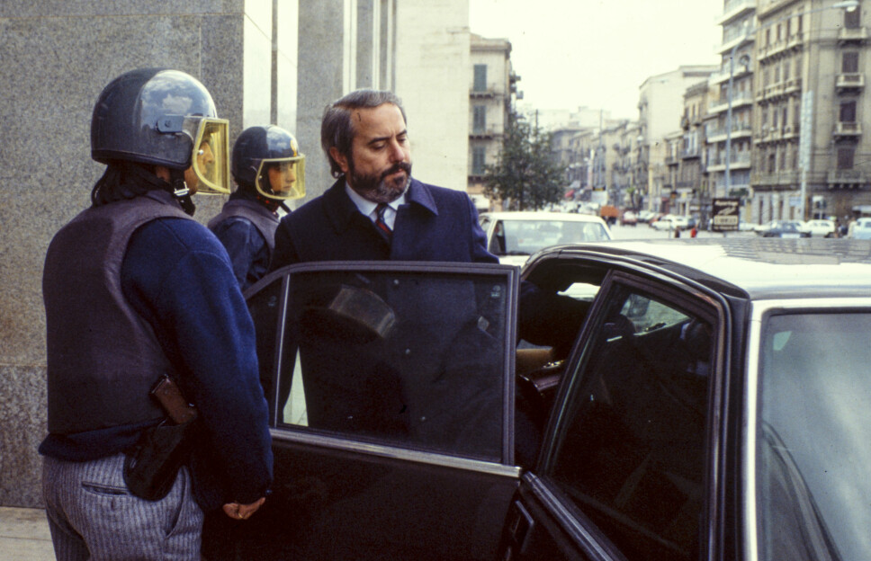 <b>DOMMEREN:</b> Giovanni Falcone eskorteres av livvakter fra domstolen i Palermo. Bildet er tatt 16. mai 1985.