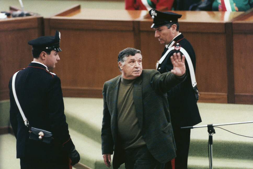 <b>BEISTET: </b>Salvatore «Toto» Riina hilser til kjente under rettssaken mot ham i 1993. Mafiabossen fra Corleone soner fortsatt på sin livstidsstraff, men skal ha dårlig helse. 

Foto: Getty Images