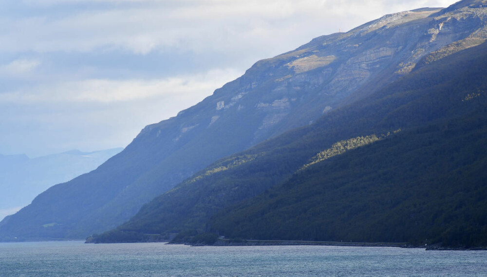 Løst og farlig: Nordnesfjellet i Kåfjord i Troms er ungt i geologisk sammenheng, og truer med å feie med seg E6, hus og folk når fjellet raser ut i fjorden.