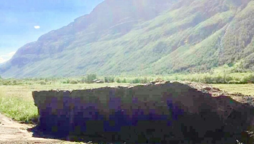 80 tonn: Steinblokken kom dundrende ned fjellsiden Gámanjunni - og måtte sprenges. Denne gangen ble hus spar