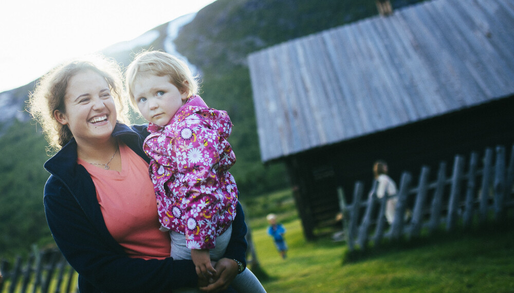 VAKRE DAGER PÅ SOTA SÆTER: Sota Sæter er et DNTs aller vakreste og mest barnevennlige anlegg. Det er lett å skjønne at små og store trives på Sota! Her har det vært seter i 100. Sota byr på gode 
 mattradisjoner, badstu og natur- og kulturstier, 
 og er et flott sted å være i flere dager. Den ligger i Breheimen ved Jostedalsbreen.