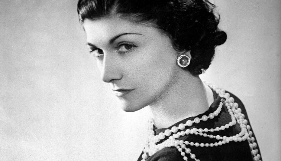 COCO CHANEL var en kontroversiell skikkelse på 1920-tallet, med sitt kortklippede hår og elegante, adrogyne stil.