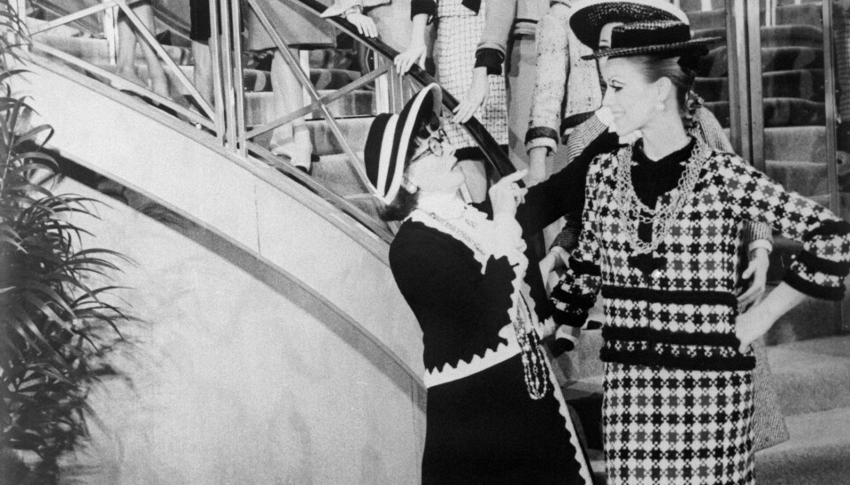 Coco Chanel fikser på antrekket til Audrey Hepburn, som spiller henne selv - iført Chanel.