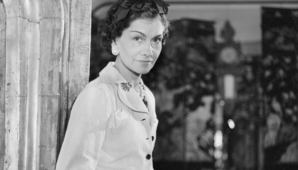 Coco Chanel hadde et forhold til en tysk offiser under krigen. Da krigen var over, var det kroken på døra for Chanel, og Coco flyttet til Sveits. Der bodde hun i ni år.