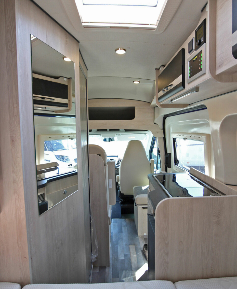 OPPBEVARING: Bad og kjøkken er plassert midt i bilen, legg merke til mange skap og oppbevaringsmuligheter. Det er viktig i en bil som dette.