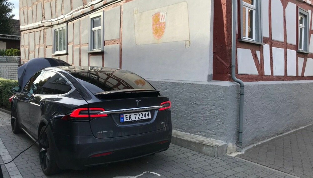 <b>LADE IGJEN: </b>En litt for vanlig situasjon på turen: Teslaen parkert, og kabel på plass.