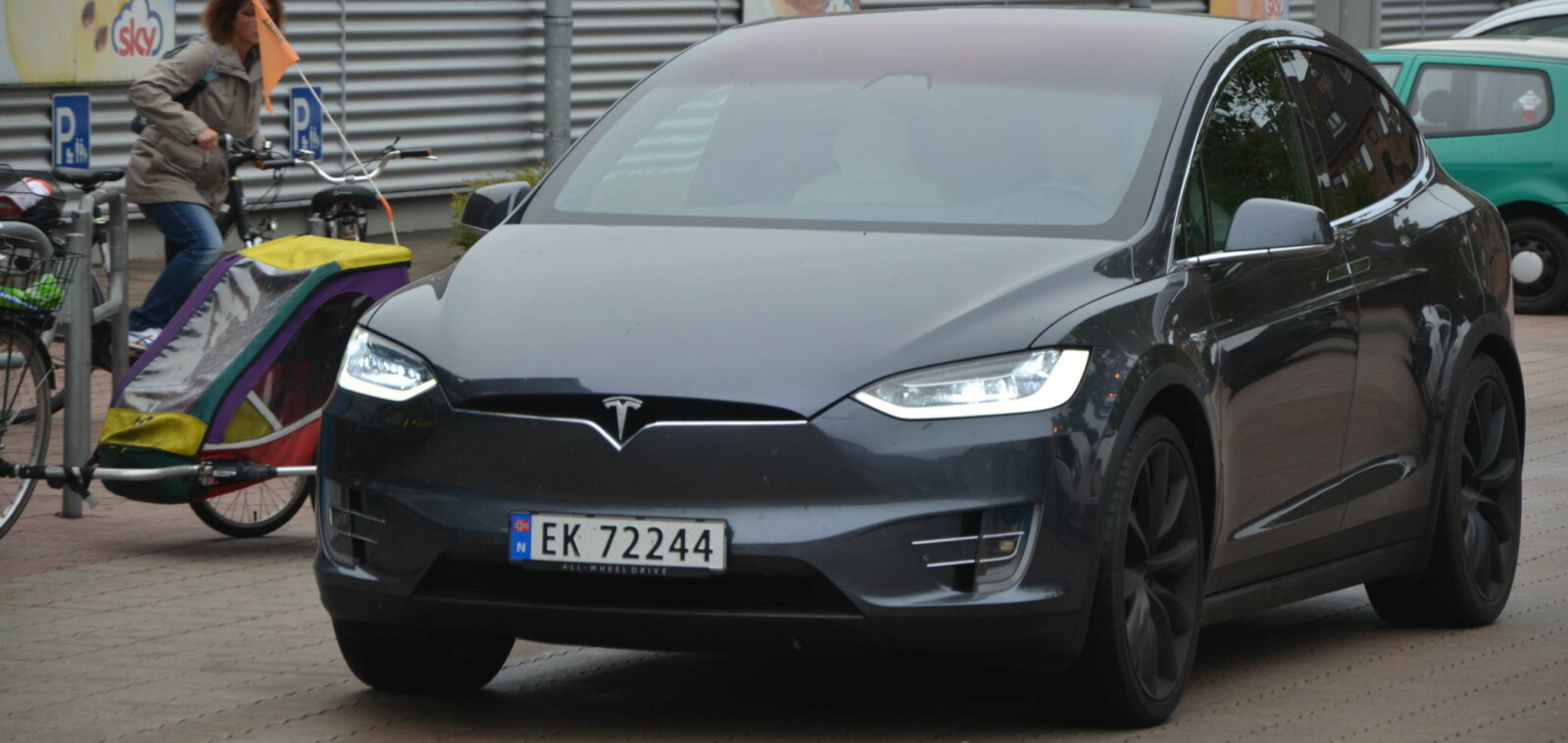 <b>UVANLIG SYN: </b>Tesla Model X er ikke noe vanlig syn i Tyskland ennå. Vi fikk mange nysgjerrige blikk på turen.