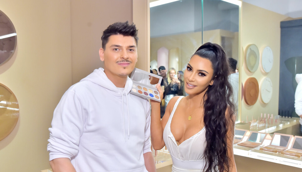 DELER SINE TIPS: Mario Dedivanovic er best kjent som makeupartisten til Kim Kardashian. Her er reklamerer de for sminkekolleksjonen de har laget sammen. Nå deler Mario sitt beste tips for løsvipper.