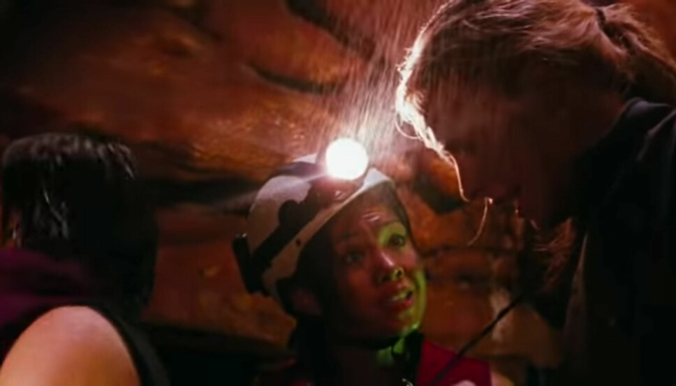 THE DESCENT: Juno forsøker å berolige Sarah etter at hulen de befant seg i har rast sammen.