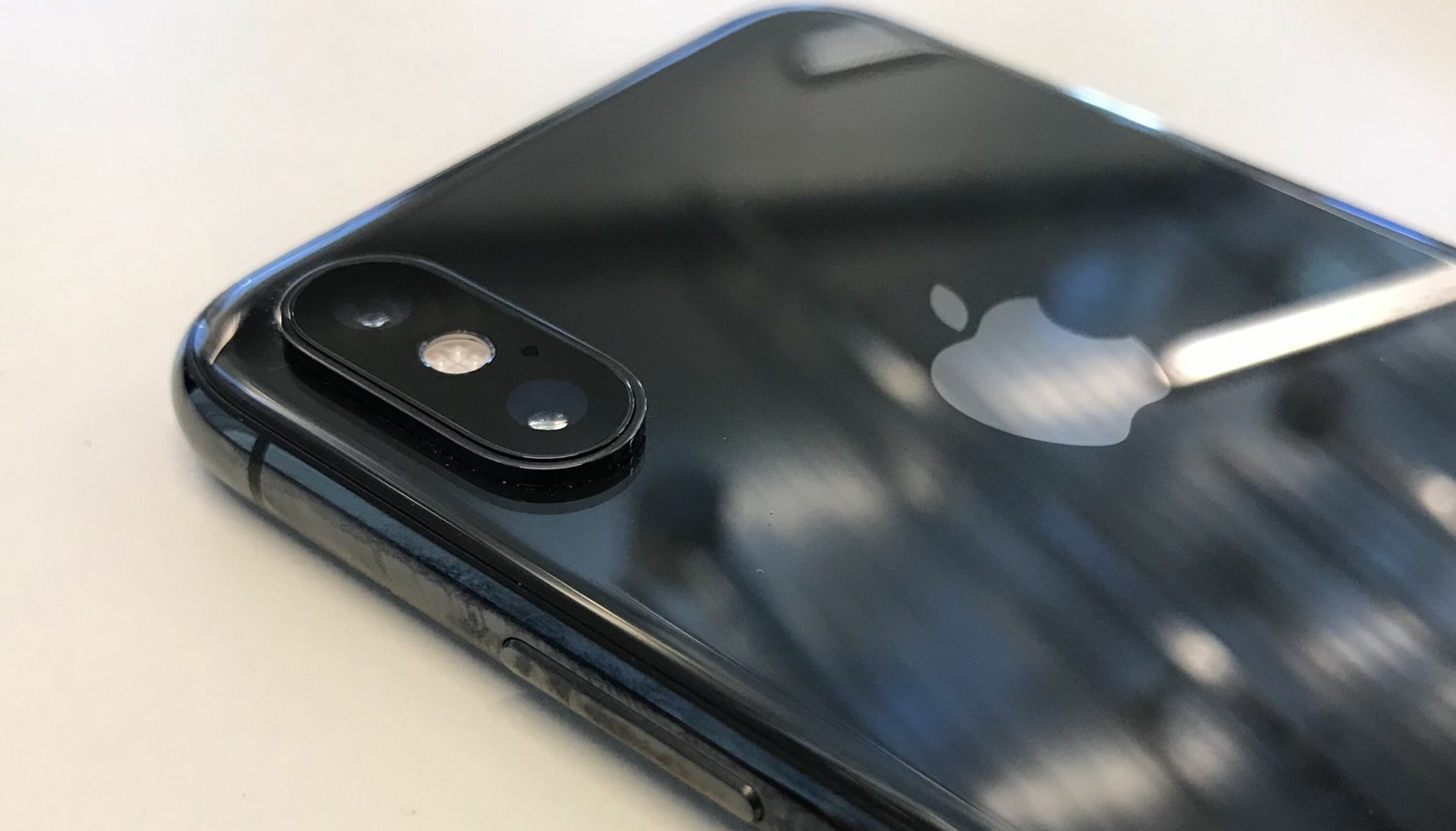 TO LINSER: Begge kameraene foran på iPhone Xs er på 12 megapiksler, det samme som i 2017. Forskjellen er at sensoren som registrerer bildene nå er forbedret. Blant annet tar kameraet bedre bilder i mørke omgivelser.