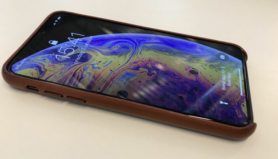 KOSTBAR: iPhone Xs er en kostbar mobil, og det føles trygt å pakke den inn i et deksel. Dette i skinn er klassisk, men bygger samtidig mobilen litt ut.